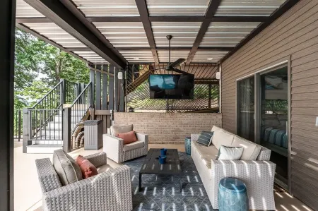 Lake Escape has it ALL--Deep water, panoramic views, POOL, main lake!