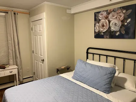 2-Bedroom Apt - Dover/Portsmouth Отели в г. Довер