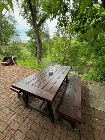 Spacious & Cozy home on The Apple River- Hiking, Tubing, Skiing, Racing, 12+ ppl