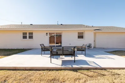 Beautifully Remodeled-Newly Furnished-Cozy, Colorful & Eclectic Home in N OKC! Hotels near Courtyard Plaza Shopping Center