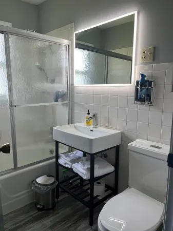 Golf and Stay house is next to Twin Oaks Golf Course. Lovely 9 hole golf course.