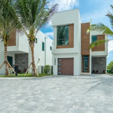 Oceanfront 4-bed Villa with private pool. Weekly discount for spring and summer.