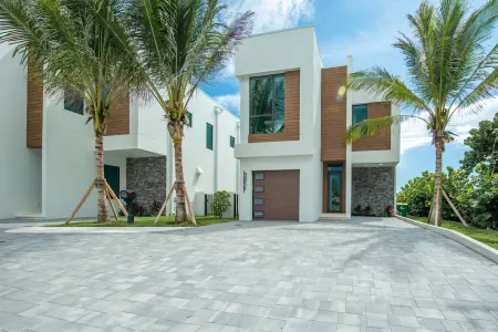 Oceanfront 4-bed Villa with private pool. Weekly discount for spring and summer.