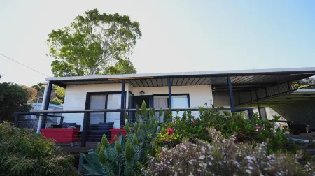 Cute retro-themed beach shack - 5 mins from the sea Отели в г. Ардросан