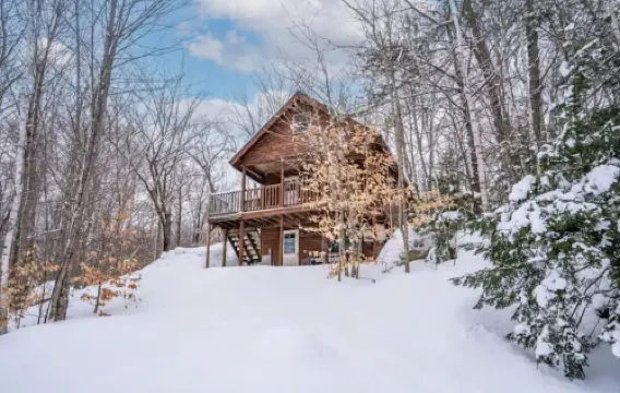 Cozy Log Cabin, Sleeps 6, Pet Friendly!
