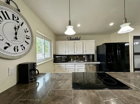 No chores! North Dallas Grandscapes Отели в г. Колони