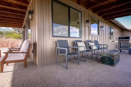 New mountain top retreat w/ 270° stunning views Отели рядом с достопримечательностью «Хорсин Араунд Адвенчерс Седона»