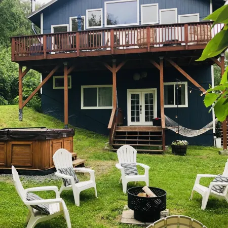 Hot tub! Retreat for large or small groups. Sleeps 16! View Auoras and Denali!