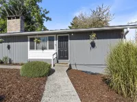 Remodeled 3 bedroom/ 2 story with AC Hotels in Olympia