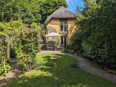 Thatched one bedroom cottage, with private enclosed garden. Hotels near Kipling Tors