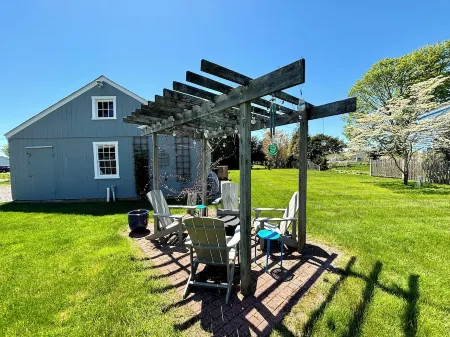 Historic Shoreline Home minutes to Stonington Village and Mystic!