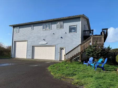 Pacific Dreams Beach House- Beach front! Gorgeous views! Meticulously sanitized!