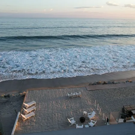 Beachfront Bliss - Steps to Sand + 5 Large BRs