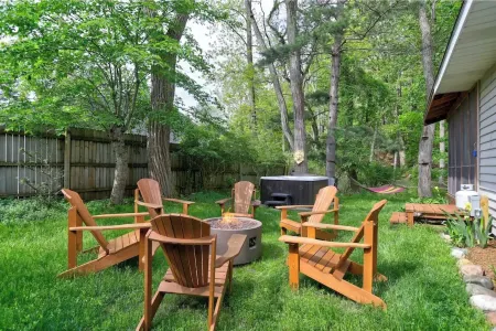 Stylish & Spacious Home with Hot Tub & 3-Season Deck Отели в г. Дуглас