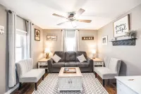 Camryn's Cottage Hotels in Balfour