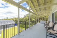 Large Home w/ 2 covered Pickleball Courts near Volcano National Park sleeps 16