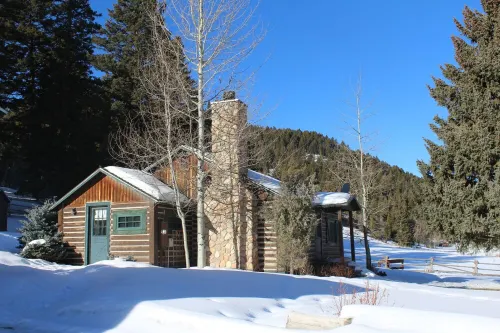 Charming Log Cabin and Bunkhouse in Beautiful Cottonwood Cayon