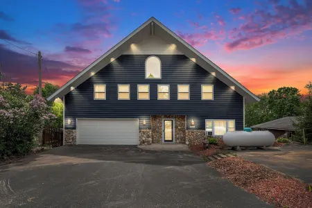 7K Sqft Lakefront Escape, Sandy Beach, Barrel Sauna, Game Room, Fire Pit