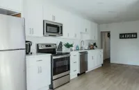 Charming 2-bedroom house in serene Easton with WiFi, AC Société d’Honneur Plaza 주변 호텔