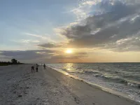 Island Townhouse Steps from the Ocean, Large Lanai, Heated Pool - Summer Avail