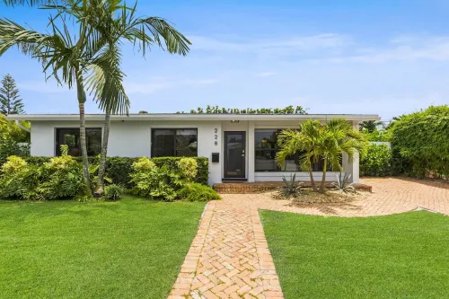 New! Luxurious Villa with Pool in West Palm Beach. 5 min from the Beach!