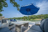 Beautiful Lakehouse with private dock on Apple Canyon Lake! 톰슨 타운쉽 호텔