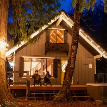 Fern Grove Cabin - Riverfront, Mountain views, Hot tub, Fire pit, Pet-friendly