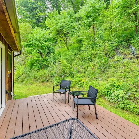Relax in a Private Forest Escape with Hot Tub, Dogs Welcome
