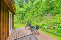 Quiet Creek Cabin: Cozy Retreat with Hot Tub in the heart of Daniel Boone Forest فنادق في Menifee County