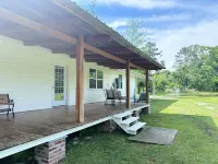 The Whitehouse – Louisiana Country Getaway on 8 Peaceful Acres with Pond Views