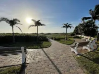 Lovely Dog-Friendly Oasis ~ Walk to Beach ~ Office