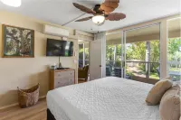 Family Retreat Resort Condo- Full Kitchen, AC, Laundry- Walk to Beach and Shops