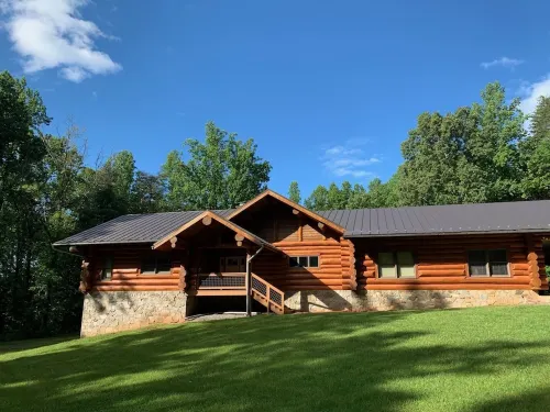 Relaxing log home on a private mountainside in Rappahannock County, Virginia