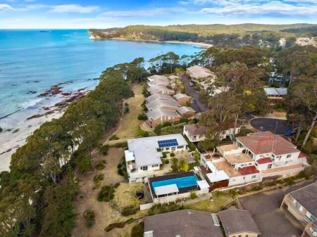 Batemans Bay’s Beach Holiday apartment 200 mts to Denhams and Surf Beach.