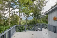 Alpine Bliss - Walk to slopes, dog friendly, fenced yard!