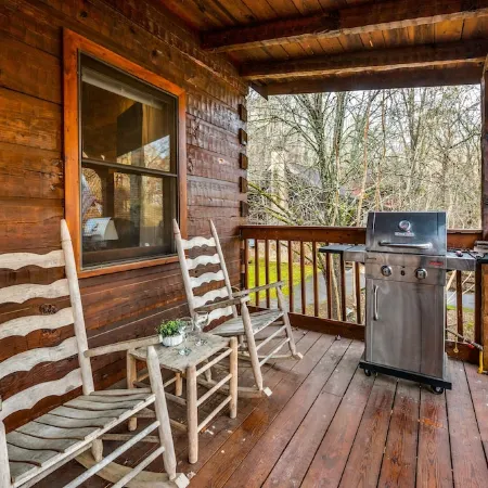 3 minutes to parkway!! Hot tub!! Flat driveway!!