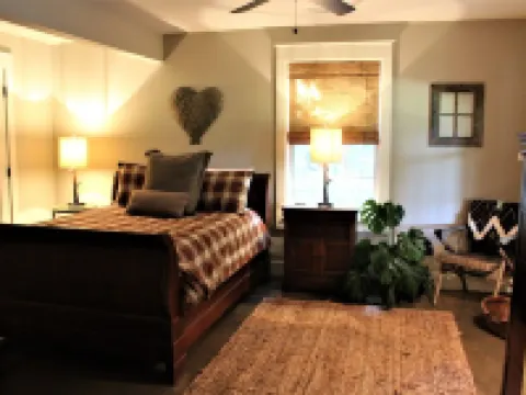 Escape to Your Cozy 2-Bedroom Cottage, Just a Hop Away from Rock City ウォーカーのホテル