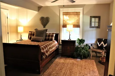 Escape to Your Cozy 2-Bedroom Cottage, Just a Hop Away from Rock City Hotels near Rock City Gardens