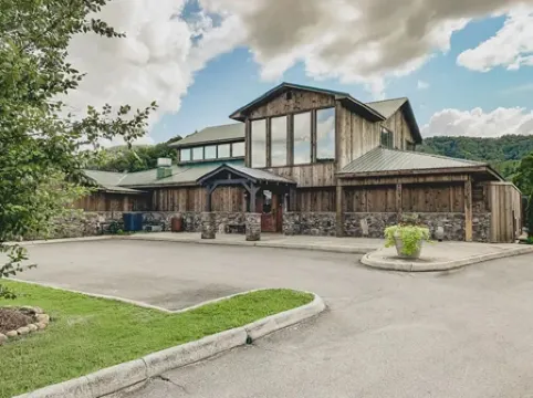 A Luxury Cabin with panoramic mountain views and 3 King Ensuites and Hot Tub!