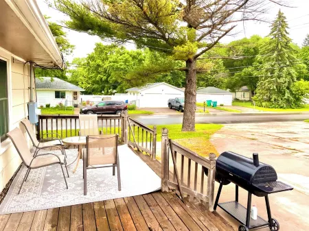 Cozy 4-bedroom, bathrooms, Free Parking Отели рядом с достопримечательностью «Park Nicollet Eye Care and Optical Store St. Louis Park»