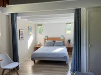 Cottage au Pied du lac au Duc, son Golf et sa Base Nautique Hotels in Плоермель