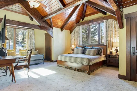 Vail Luxury on Mountain Rental -Ski in/ Ski out sleeps up to 16 people. Отели в г. Вейл