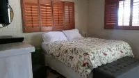Isabels House - Cozy Desert Retreat Hotels near Limited Additions