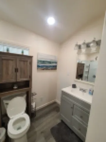 Cute little costal cabin.  One mile from Lake Tenkiller.  Private Spa/Hot Tub