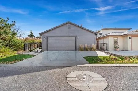 Meridian Patio Home with Games, Seasonal Pool, Close to EVERYTHING! Pet friendly