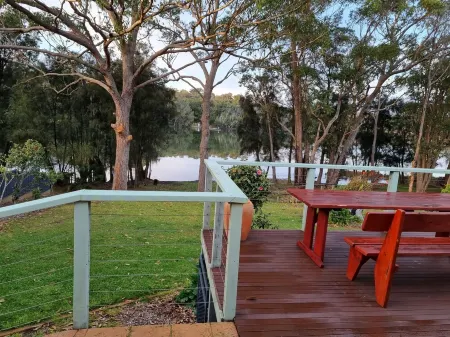 Bellbird Lakeside Cottage