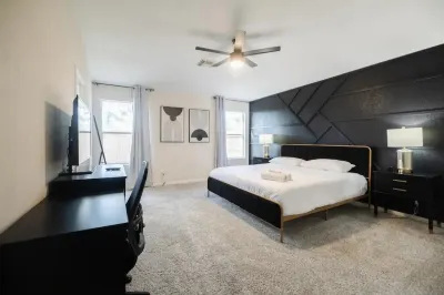 Cozy Home with Oversized King Suite, 15 min to IAH Hotels near Bordersville Park