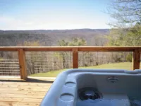 Hot Tub, Patio, and Fire Pit - Cooper's Ozark Cabin 約翰遜縣酒店