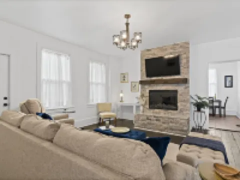 Jefferson Off Main: *4 Beds*King Beds*Walk to Main* 3 Full Bath Hotels in Madison