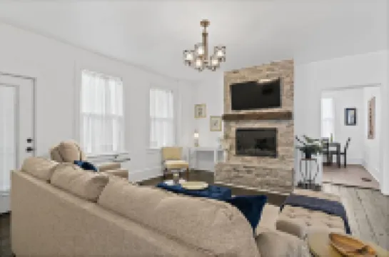 Jefferson Off Main: *4 Beds*King Beds*Walk to Main* 3 Full Bath